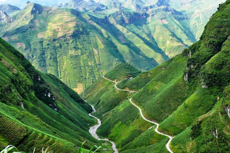 Top 10 most beautiful roads in Vietnam for motorbike riders 1