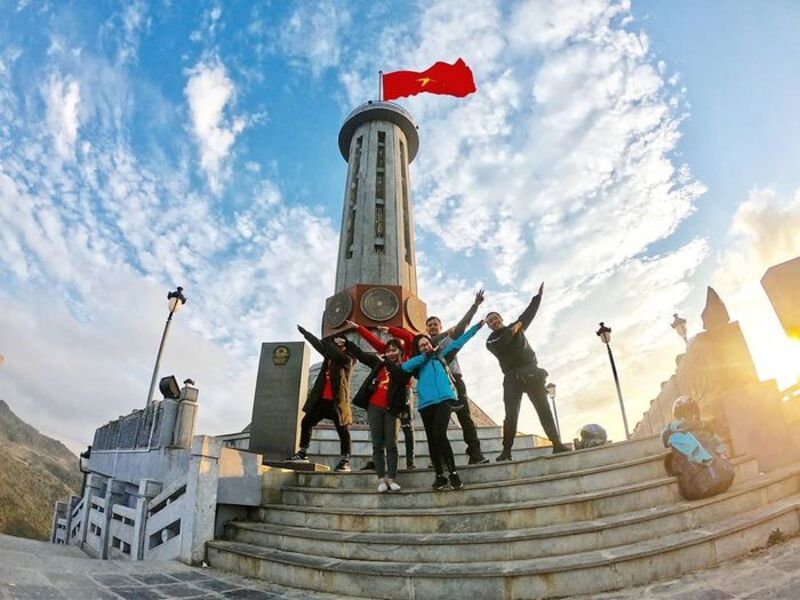 take a photo with lung cu flagpole